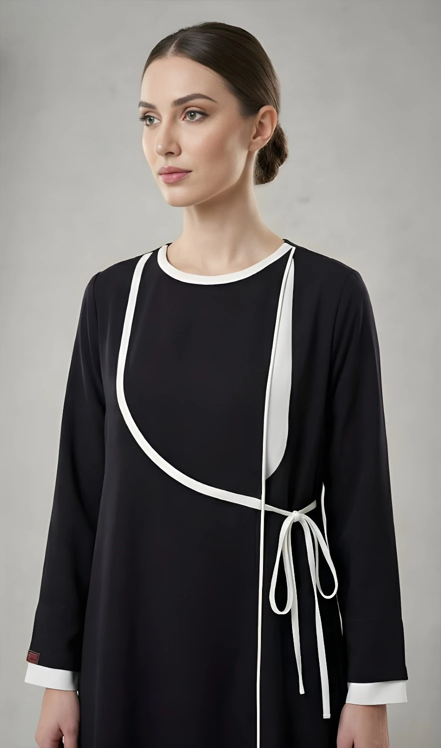 Wrap neck Abaya in black&white